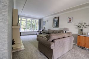 Lounge/Diner- click for photo gallery